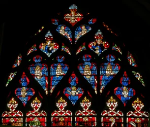Vitral w236 representando a Coroação da Virgem com numerosos serafins