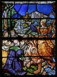 Janela w7 representando uma cena do livro de Apocalipse de São João: a mulher na besta com 7 cabeças