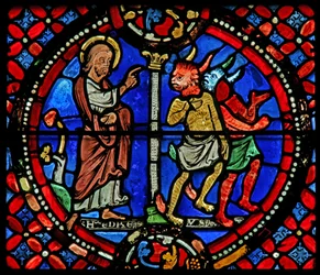 Janela w9 representando St Andrew perseguindo dois demônios