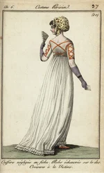 Mulher com vestido de fita cruzada ao estilo de vítima