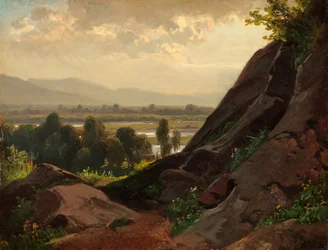 Paisagem montanhosa com um afloramento rochoso em primeiro plano