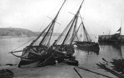 Barcos no porto de Tenby, Pembrokeshire, Gales, 1924-1926.