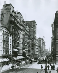 Broadway olhando para o norte da Bond Street, em Nova York