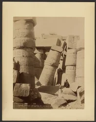 (Karnak) Gd. Templo, salão hipostilo, interior, coluna inclinada