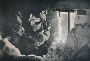 Desembarque da janela da cabana em Cape Adare, c1911, 1913