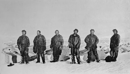Grupo após o inverno em iglu, 1912, 1913
