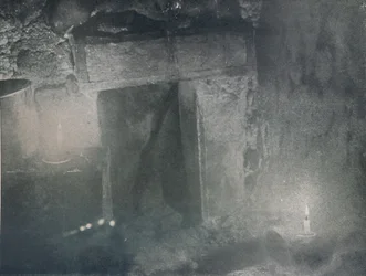 Inside Door of Igloo por Light of Blubber Lamps, c1911, 1913