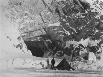 Levick fora do acampamento em Penelope Point, 1912, 1913