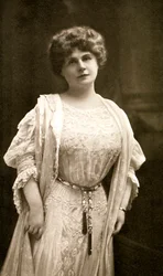 Marie Corelli, romancista britânica, 1909.