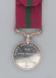 Medalha de Serviço Longo e Boa Conduta, Sargento Regimental Major Hassan Jabir, As Espingardas Africanas do Rei
