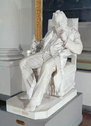 Estátua sentada de Victor Hugo (1802-85)