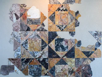 Pavimento de mármore em opus sectile de um monumento público romano
