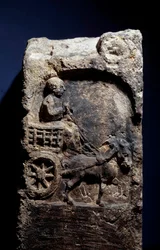 Art Gallo Romain: estela representando um homem em uma carroça arreada a um cavalo. 50 AC-100 DC. Metz. Museu de Belas Artes
