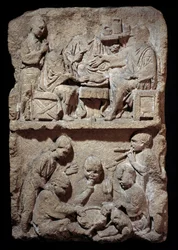 Art Gallo Romain: estela representando uma cena de refeições e jogos infantis. 50 AC-100 DC. Metz. Museu de Belas Artes