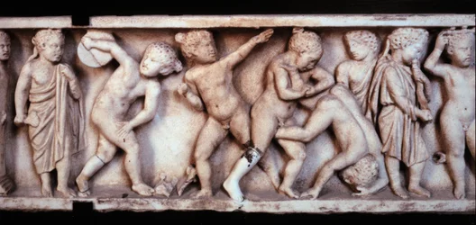 Arte Gallo Romana (galo-mínio): friso de mármore de um sarcófago representando crianças brincando. Paris, Museu do Louvre