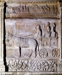 Baixo relevo do período Gallo-Romano, retratando uma carruagem disparada por cavalos, transportando passageiros. Avignon, Musee Calvet