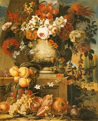 Flores em urnas sobre pedestais com frutos