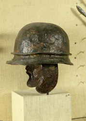 Capacete com proteções para as faces, de Alésia, Tène III