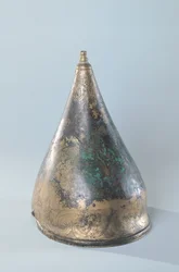 Capacete com decoração incisa, de um túmulo em Berru, Marne