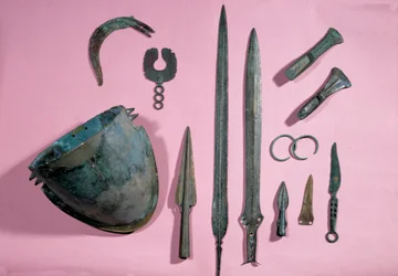 Arte gaulesa: capacete de bronze, machado, foice, adorno, espada, bracelete, ponta de Theil-à-Billy-sur-Loir. 1150 - 950 a.C. Saint-Germain-en-Laye, Museu de Antiguidades