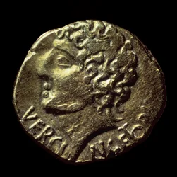 A estatere de ouro gaulês (Arvernes) tem a efígie de Vercingetorix (72-46 AC) emitida em 52 AC. Paris, B.N.