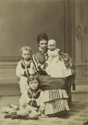 Grã-duquesa Maria Fyodorovna com filhos, Nicholas Alexandrovich, George..., c. 1875.