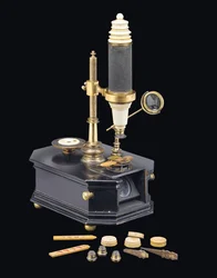 Microscópio do tipo caixa composta, c.1775 (madeira, metal e vidro) (ver também 1113960-1)
