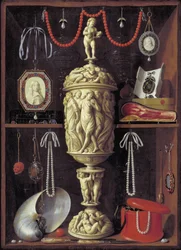 Um armário com objetos de arte