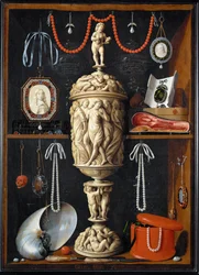 Um armário com objectos de arte