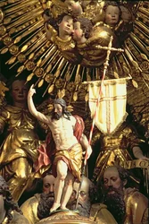 O Altar, detalhe de escultura de Cristo Triunfante rodeado por anjos e santos foto