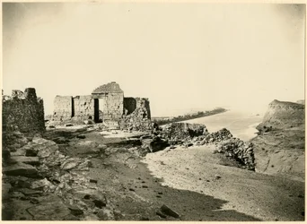 Ruínas do templo, com o Nilo ao fundo, Qasr Ibrim, Egito, fotografia de Georg Steindorff, ca 1930