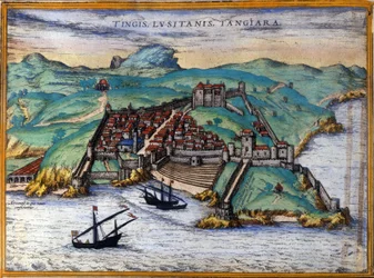 Vista da cidade fortificada de Tânger e da costa, Marrocos. Três navios estão ancorados perto da costa. Em "Ciuitates orbis terrarum Liber primus", de Georgius Braun e Franz Hohenberg, Colónia 1582.