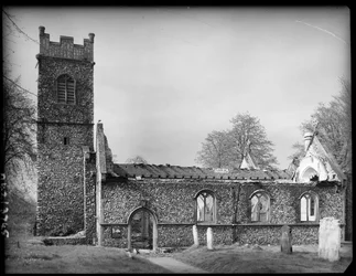 Igreja de São Bartolomeu, Perto de São Bartolomeu, Heigham, Norwich, Norfolk, 1942.