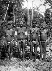 Mulheres em trajes de festival, Melanésia, 1920.