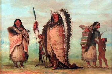 Sioux: Black Rock com a família. O chefe apresenta orgulhosamente os seus emblemas de honra, incluindo uma lança com couro cabeludo.