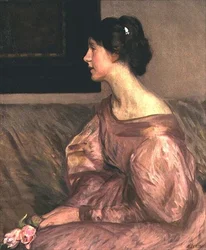 Retrato de uma senhora sentada, meio comprimento em perfil segurando duas rosas rosa e usando um vestido rosa