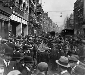 Multidão do lado de fora da Newspaper House, Fleet St olhando para o leste, City of London, antes de 1933.