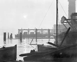 Nascer do sol sobre a orla de Lambeth olhando para o leste, Londres, início dos anos 1930