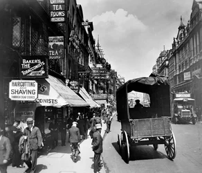 The Strand olhando para o leste, Westminster, Londres, década de 1910.