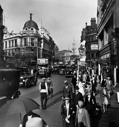 The Strand com o Gaiety Theatre à esquerda e St Clement Danes, Westminster, Londres, década de 1920