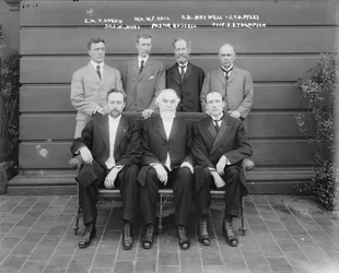 Charles Taze Russell (ao centro) com Ernest Wilson V. Kuehn, o general William P. Hall, Robert B. Maxwell, J.T.D. Pyles, o Dr. Leslie W. Jones, o professor F.B. Thompson, 1911