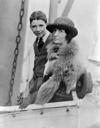 Margaret Sanger e o seu filho mais velho, Stuart, no Japão, 1922