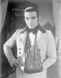 Valentino no set de &39;The Eagle&39; com o braço em uma tipóia depois de um acidente de carro, c.1925