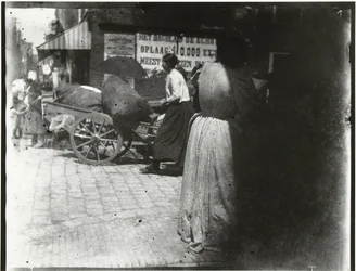 Actividade comercial em Houtkopersdwarsstraat e Jodenbreestraat em Amesterdão