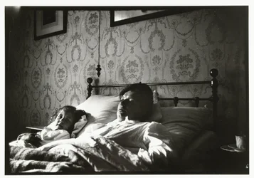 Marie Breitner e uma garota acordando na cama