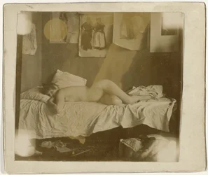 Marie Jordan nua deitada numa cama