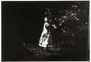 Retrato de uma menina em um jardim