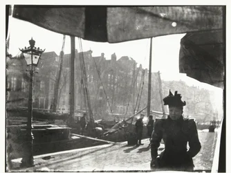 Retrato de uma mulher a passear ao longo do Prinsengracht em Amesterdão