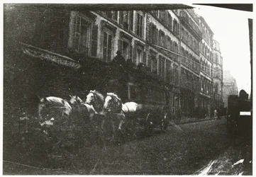 Cena de rua com cavalos e carruagem em Paris