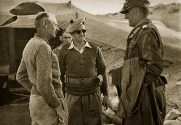 O General Thoma (à direita), acabado de ser capturado em El Alamein, e o General Montgomery (à esquerda) em 4 de novembro de 1942 (fotografia a preto e branco)